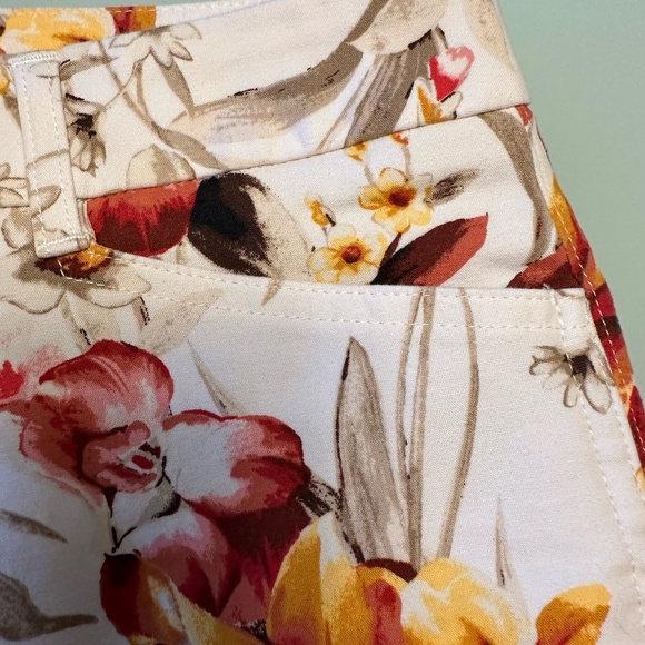 While House Black Market Floral 5” Short ~ Size 2 - Picture 4 of 8